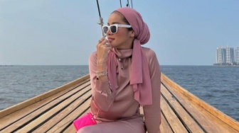 Outfit Olla Ramlan ke Acara Ulang Tahun Teman Bikin Salfok, Fix Lepas Jilbab?