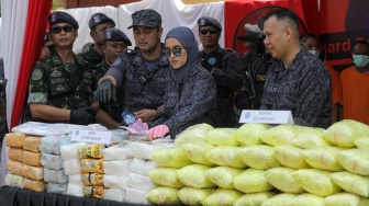 Petugas menampilkan barang bukti narkotika saat rilis kasus di Lapangan Kantor BNN RI, Jakarta, Selasa (11/9/2023). [Suara.com/Alfian Winanto]