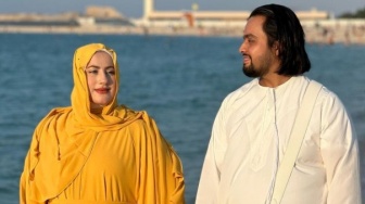 Penampilan Suami Tasyi Athasyia Saat Liburan di Yaman Disorot: Mirip 'Yesus' Yah