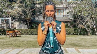 Nia Ramadhani pamerkan medali marathon yang diraih. [Instagram]