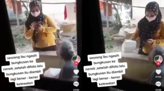 Miris! Emak-Emak Foto Nenek Pegang Bungkusan Demi Konten: Kok Diambil Lagi?