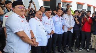 Presiden Partai Keadilan Sejahtera (PKS), Ahmad Syaikhu (tenga) serta Sekjen Habib Aboe Bakar Alhabsyi (kedua kiri) dan jajaran PKS saat menyambut kedatangan pasangan Anies Baswedan dan Muhaimin Iskandar di DPP PKS, Jakarta, Selasa (12/9/2023). [Suara.com/Alfian Winanto]