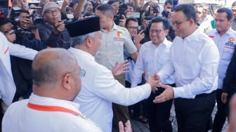 Presiden Partai Keadilan Sejahtera (PKS), Ahmad Syaikhu (kedua kiri() serta Sekjen Habib Aboe Bakar Alhabsyi (kiri) menyambut kedatangan pasangan Bacapres Anies Baswedan (kanan) dan Bacawapres Muhaimin Iskandar (kanan) di DPP PKS, Jakarta, Selasa (12/9/2023). [Suara.com/Alfian Winanto]