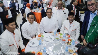 (dari kiri) Wakil Ketua Majelis Syuro PKS HidayatbNur Wahid, Bacawapres Muhaimin Iskandar, Bacapres Anies Baswedan, Sekjen PKS Habib Aboe Bakar Alhabsyi serta Presiden PKS Ahmad Syaikhu duduk bersama saat menggelar pertemuan Partai Koalisi Perubahan di DPP PKS, Jakarta, Selasa (12/9/2023). [Suara.com/Alfian Winanto]