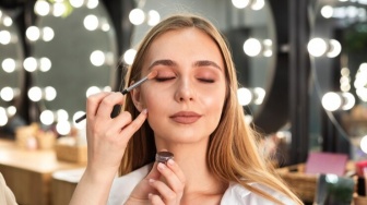 5 Tips Make Up untuk Wajah yang Mudah Berkeringat, Bikin Awet Seharian!