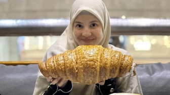 Natasha Rizki Kena Tegur Warganet Makan Corissant Raksasa, Restorannya Belum Halal