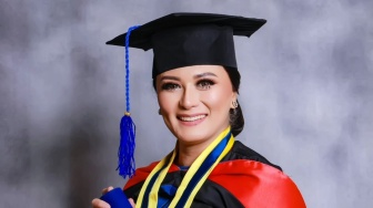 8 Potret Wisuda S2 Tamara Geraldine di Usia 49 Tahun, Langsung Lanjut S3!