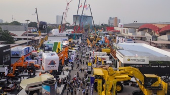 Pengunjung saat mengunjungi pameran Kendaraan alat berat terbesar se-Asia Tenggara bertajuk Indonesia Energy & Engineering (IEE) Series 2023 di JIEXpo Kemayoran, Jakarta, Rabu (13/9/2023). [Suara.com/Alfian Winanto]