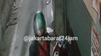Terekam CCTV, Maling Motor Berhelm Ojol Beraksi Pagi Buta di Gang Tambora