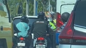 Kocak! Sudah Diincar Tapi 'Raib' di Lampu Merah, Aksi Pria Tak Berhelm Ini Bikin Polisi Kebingungan