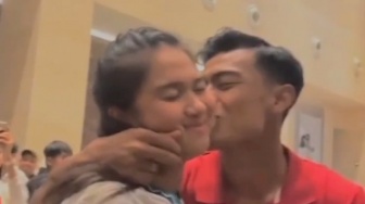 Viral! Momen Romantis Pratama Arhan Peluk Cium Azizah Salsha usai Bawa Timnas Indonesia U-23 ke Piala Asia U-23