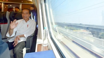 Kala Jokowi Irit Bicara Ditanya APBN jadi Jaminan Utang Kereta Cepat