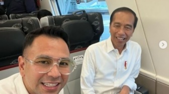 Raffi Ahmad Paksa Jokowi Tanda Tangan di Kemejanya, Buat Kenang-kenangan Sebelum Masa Jabatan Habis