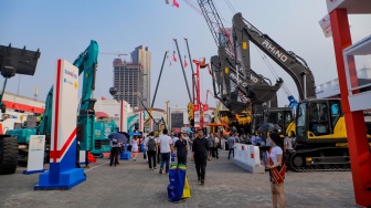 Pengunjung saat mengunjungi pameran Kendaraan alat berat terbesar se-Asia Tenggara bertajuk Indonesia Energy & Engineering (IEE) Series 2023 di JIEXpo Kemayoran, Jakarta, Rabu (13/9/2023). [Suara.com/Alfian Winanto]