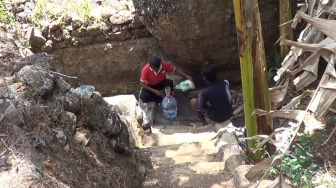 Perjuangan Warga Gunungkidul Dapatkan Air Bersih, Manfaatkan Rembesan di Kaki Bukit hingga Gali Tepian Sungai