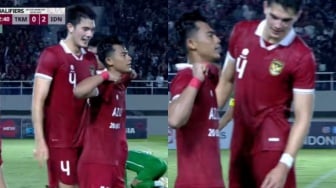 Ekspresi Kepo Elkan Baggot Disorot Saat Pratama Arhan Selebrasi Gol Buka Baju di Depannya: Dipanggil Sampai Nggak Nengok