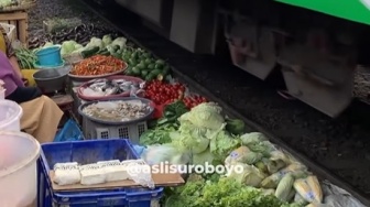 Mirip di Vietnam, Begini Kondisi Pasar Surabaya yang Berlokasi Persis di Samping Rel Kereta