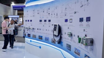 Pengunjung saat mengunjungi pameran Kendaraan alat berat terbesar se-Asia Tenggara bertajuk Indonesia Energy & Engineering (IEE) Series 2023 di JIEXpo Kemayoran, Jakarta, Rabu (13/9/2023). [Suara.com/Alfian Winanto]