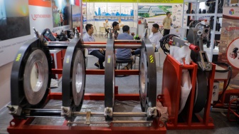 Pengunjung saat mengunjungi pameran Kendaraan alat berat terbesar se-Asia Tenggara bertajuk Indonesia Energy & Engineering (IEE) Series 2023 di JIEXpo Kemayoran, Jakarta, Rabu (13/9/2023). [Suara.com/Alfian Winanto]