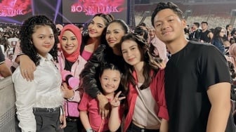 Kondangan Bareng, Aurel Hermansyah Dituding Pasang Muka Jutek ke Sarah Menzel