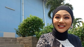 So Sweet, Jenita Janet Beri Suami Papan Uang Jutaan Rupiah dari Hasil Manggung Perdana Usai Berhijab