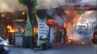 BREAKING NEWS: Detik-Detik Warung Makan di Surabaya Terbakar, Api Berkobar Besar