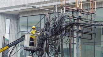 Petugas Dinas Bina Marga DKI Jakarta melakukan penataan kabel utilitas di sekitar Jalan Kapten Tendean, Jakarta, Kamis (14/9/2023). [Suara.com/Alfian Winanto]