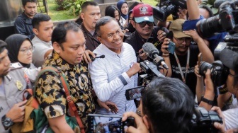 Mantan Menteri BUMN Dahlan Iskan usai menjalani pemeriksaan di Gedung Merah Putih KPK, Jakarta, Kamis (14/9/2023). [Suara.com/Alfian Winanto]