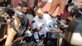 Mantan Menteri BUMN Dahlan Iskan usai menjalani pemeriksaan di Gedung Merah Putih KPK, Jakarta, Kamis (14/9/2023). [Suara.com/Alfian Winanto]