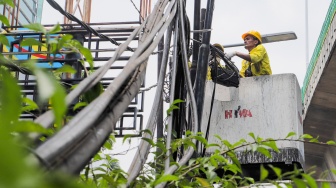 Petugas Dinas Bina Marga DKI Jakarta melakukan penataan kabel utilitas di sekitar Jalan Kapten Tendean, Jakarta, Kamis (14/9/2023). [Suara.com/Alfian Winanto]