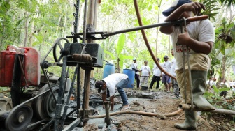 Cerita Nelayan Bantu Warga Dapatkan Air Bersih di Dusun Ciawitali Pangandaran