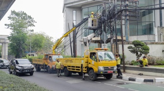 Petugas Dinas Bina Marga DKI Jakarta melakukan penataan kabel utilitas di sekitar Jalan Kapten Tendean, Jakarta, Kamis (14/9/2023). [Suara.com/Alfian Winanto]