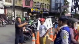 Warga di Medan Ngamuk Jalan Ditutup Karena Revitalisasi Jembatan: Pikirkan Kami Cari Makan!