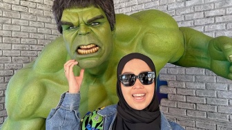 Putri Ariani berfoto dengan patung lilin Hulk di museum Madame Tussauds. [Instagram]