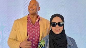 Putri Ariani berfoto dengan dengan patung lilin The Rock di museum Madame Tussauds. [Instagram]