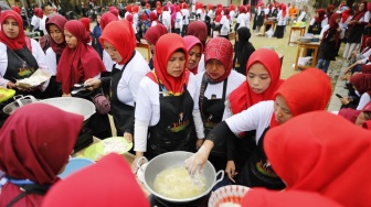 Relawan Espas Sandi Uno Ciptakan Lapangan Kerja Baru dengan Pelatihan Olahan Ayam di Pangandaran