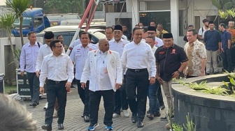 Tiba di Markas PKS Ikut Sidang Majelis Syura, Anies-Cak Imin Berkemeja Putih Disambut Salawat 'Thola'al Badru Alaina