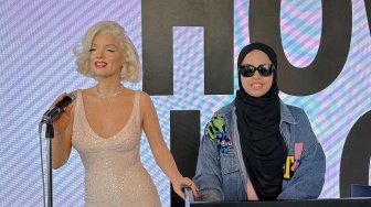 Putri Ariani berfoto bareng patung lilin Marylin Monroe di musem Madame Tussauds LA. [Instagram]