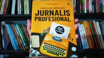 Ulasan Buku Panduan Menjadi Jurnalis Profesional: Ketika Bahasa sebagai Alat Komunikasi