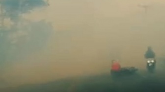 Pengendara Motor Kecelakaan Akibat Jarak Pandang Tertutup Kabut Asap di Jalintim