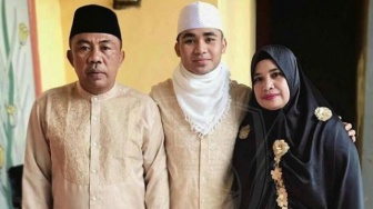 Gerak-gerik Ibunda Asnawi dengan Petinggi Kampus saat Wisuda, Warganet: Bukan Keluarga Kaleng-kaleng