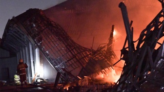 Sejumlah petugas pemadam kebakaran memadamkan api ketika terjadi kebakaran di Museum Nasional di Jakarta, Sabtu (16/9/2023). [ANTARA FOTO/ Fakhri Hermansyah/Spt]