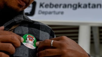 Warga memasangkan stiker sebelum keberangkatan kereta cepat di Stasiun Tegalluar, Kabupaten Bandung, Jawa Barat, Sabtu (16/9/2023). [ANTARA FOTO/Raisan Al Farisi/foc]