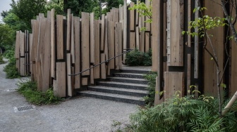 Penampakan toilet umum yang dirancang oleh arsitek Kengo Kuma di Taman Nabeshima Shoto di Tokyo, Jepang, Minggu (25/6/2023). [Yuichi YAMAZAKI / AFP]