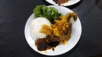 Lezatnya Bebek Kremes Wengi, Sambal Bakarnya Juara!