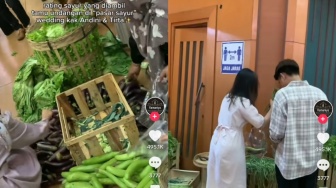 Agak Lain, Pengantin Ini Bagikan Suvenir Aneka Sayur di Pernikahan Mereka