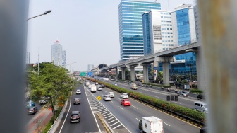 Pemandangan di Kota Jakarta, Senin (18/9/2023). [Suara.com/Alfian Winanto]