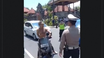 Ngamuk Karena Ditegur Tidak Pakai Helm, Argumen Bule di Bali Ini Jadi Tamparan untuk Polisi