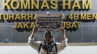 Sejumlah aktivis menggelar aksi usai melakukan audiensi di Kantor Komnas HAM, Jakarta, Senin (17/9/2023). [Suara.com/Alfian Winanto]
