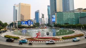 Pemandangan Patung Selamat Datang di Kawasan Bundaran HI, Jakarta, Senin (18/9/2023). [Suara.com/Alfian Winanto]